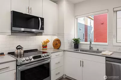 12526 15th Avenue NE #D, Seattle, WA 98125 - Photo 9