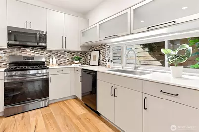 8527 Interlake Avenue N, Seattle, WA 98103 - Photo 9