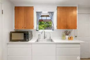 7025 25th Ave NE, Seattle, WA 98115 - Photo 9