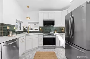 318 N 71st St, Seattle, WA 98103 - Photo 9
