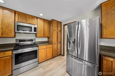820 Monroe Avenue NE, Renton, WA 98056 - Photo 9