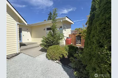 8820 24th Avenue SW, Seattle, WA 98106 - Photo 3