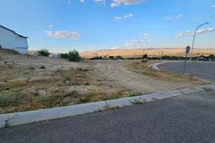 974 Spring Mountain Dr, Wenatchee, WA 98801 - Photo 1