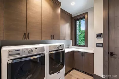 5629 Pleasure Point Lane SE, Bellevue, WA 98006 - Photo 13