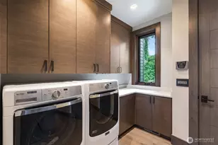 5629 Pleasure Point Ln SE, Bellevue, WA 98006 - Photo 13
