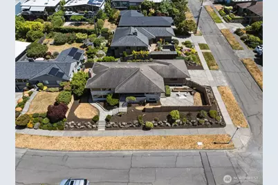 9304 23rd Avenue NW, Seattle, WA 98117 - Photo 3