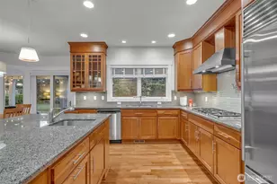 9845 NE 22nd St, Bellevue, WA 98004 - Photo 11