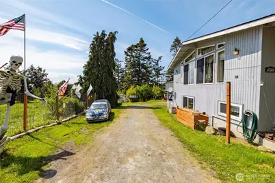 941 Diane Avenue, Oak Harbor, WA 98277 - Photo 3
