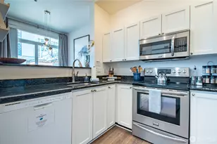 2415 2nd Ave, Seattle, WA 98121 - Photo 11