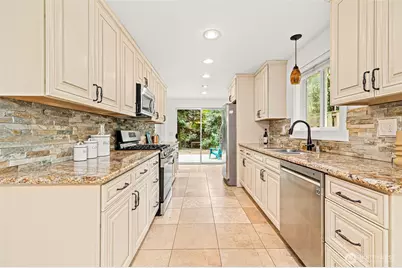 10758 Ashworth Avenue N, Seattle, WA 98133 - Photo 13