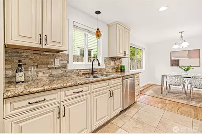 10758 Ashworth Avenue N, Seattle, WA 98133 - Photo 15