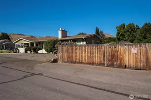 4 N Wilson St, Wenatchee, WA 98801 - Photo 3