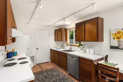 12249 N Madison Avenue NE, Bainbridge Island, WA 98110 - Photo 11