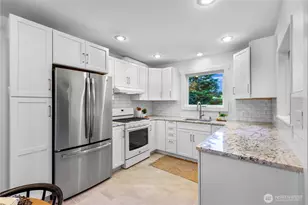137 33rd St, Bellingham, WA 98225 - Photo 3