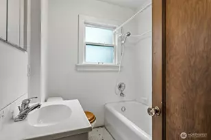 102 N 41st St, Seattle, WA 98103 - Photo 19