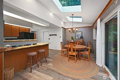 10733 Bartlett Avenue NE, Seattle, WA 98125 - Photo 9