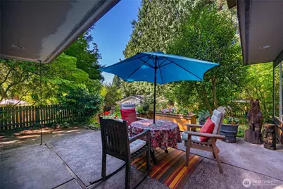 10733 Bartlett Avenue NE, Seattle, WA 98125 - Photo 23