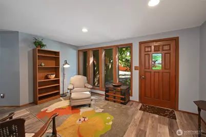 10733 Bartlett Avenue NE, Seattle, WA 98125 - Photo 3