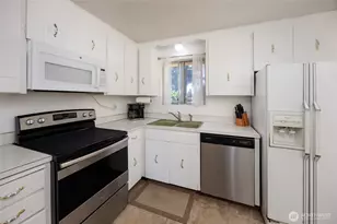 8926 Emerson Pl, Everett, WA 98208 - Photo 7