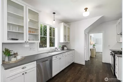 2815 8th Avenue W, Seattle, WA 98119 - Photo 11