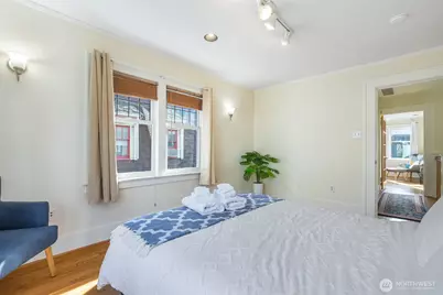 710 10 Avenue E, Seattle, WA 98102 - Photo 17