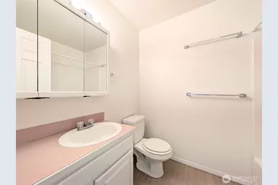 5261 Brooklyn Avenue NE #202, Seattle, WA 98105 - Photo 9