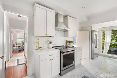 360 Howe Street, Seattle, WA 98109 - Photo 9