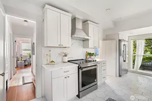 360 Howe St, Seattle, WA 98109 - Photo 9