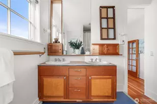 360 Howe St, Seattle, WA 98109 - Photo 13