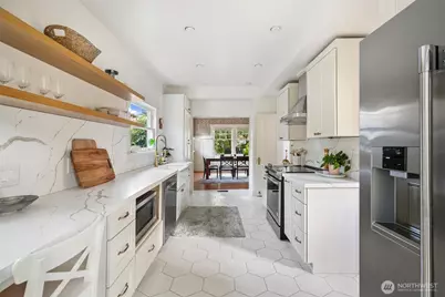 360 Howe Street, Seattle, WA 98109 - Photo 11