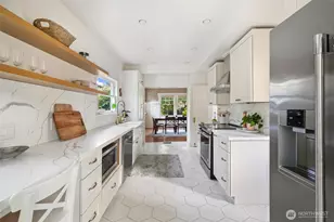 360 Howe St, Seattle, WA 98109 - Photo 11