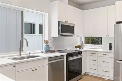 14308 B Roslyn Place N, Seattle, WA 98133 - Photo 11