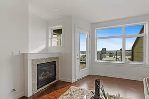 655 W Crockett St, Seattle, WA 98109 - Photo 9