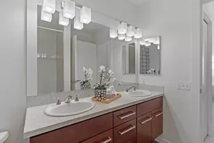 655 W Crockett St, Seattle, WA 98109 - Photo 17