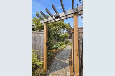 2411 156th Avenue SE, Bellevue, WA 98007 - Photo 3