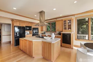 12510 Holmes Point Dr NE, Kirkland, WA 98034 - Photo 17