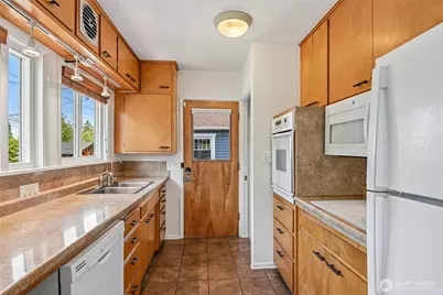 5017 SW Grayson Street, Seattle, WA 98116 - Photo 9