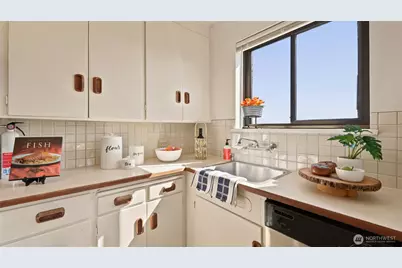 2450 Dexter Avenue N #303, Seattle, WA 98109 - Photo 17