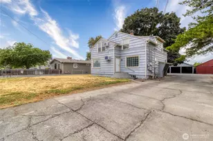 904 SE Birch Ave, College Place, WA 99324 - Photo 1