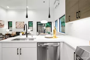 13024 Corliss Ave N, Seattle, WA 98133 - Photo 11