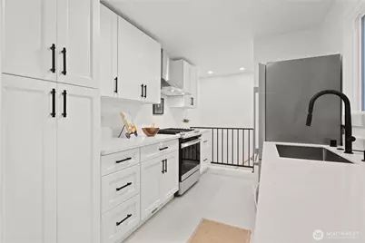 3235 W Viewmont Way W, Seattle, WA 98199 - Photo 9