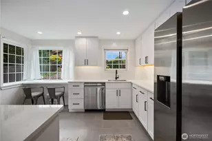 2422 W Lynn St, Seattle, WA 98199 - Photo 9