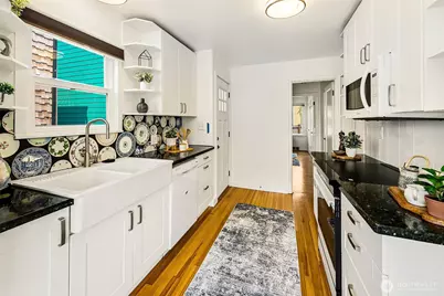 8215 4th Avenue NE, Seattle, WA 98115 - Photo 11