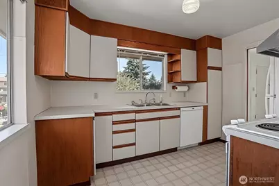 5900 34th Avenue SW, Seattle, WA 98126 - Photo 3