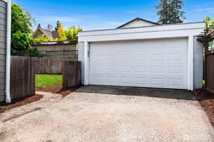 127 NE 58th St, Seattle, WA 98105 - Photo 35