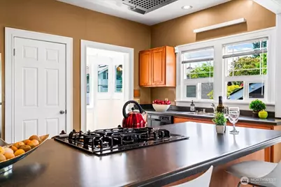 127 NE 58th Street, Seattle, WA 98105 - Photo 17