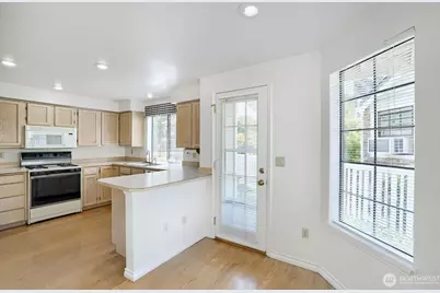 10063 Wallingford Avenue N, Seattle, WA 98133 - Photo 17