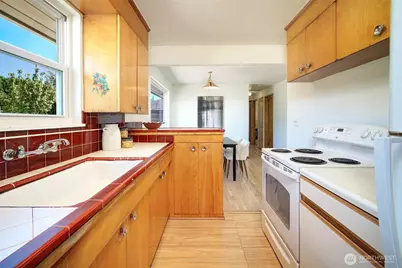 1924 NE 130th Place, Seattle, WA 98125 - Photo 11