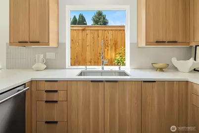 533 N 70th Street, Seattle, WA 98103 - Photo 7