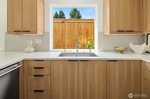 533 N 70th St, Seattle, WA 98103 - Photo 7